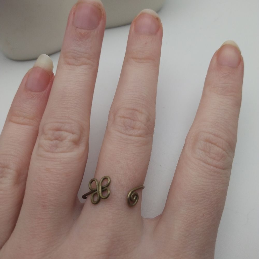 Sterling silver simplistic ring adjustable sizing - Picture 3 of 3